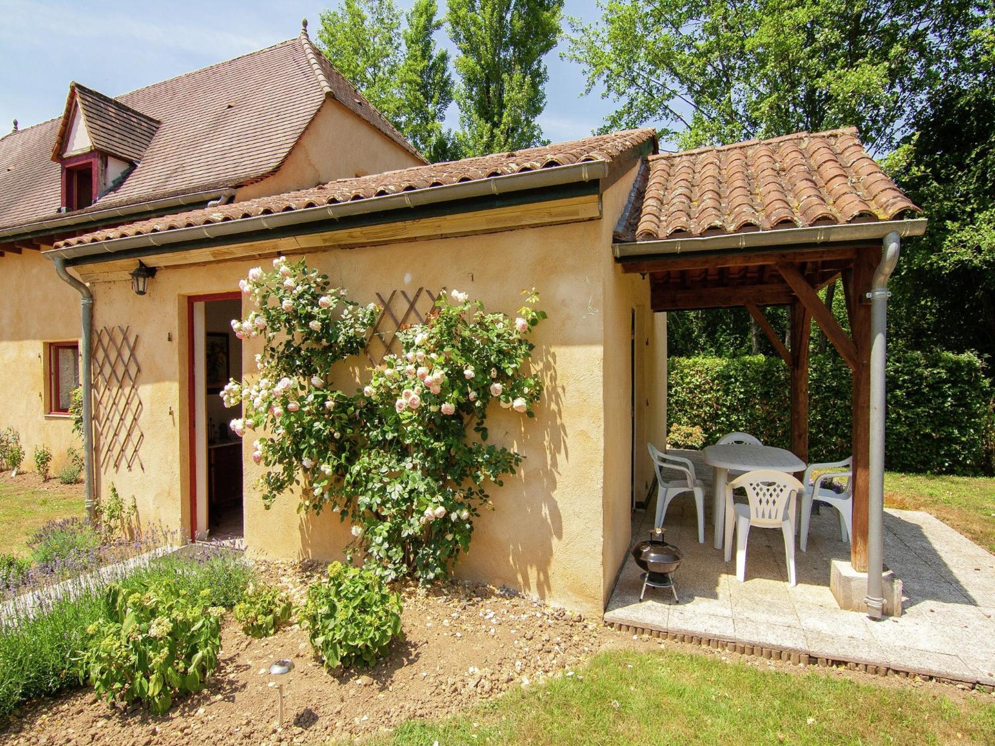 Appealing Apartment In Vezac With Swimming Pool ベナック・エ・カズナック エクステリア 写真