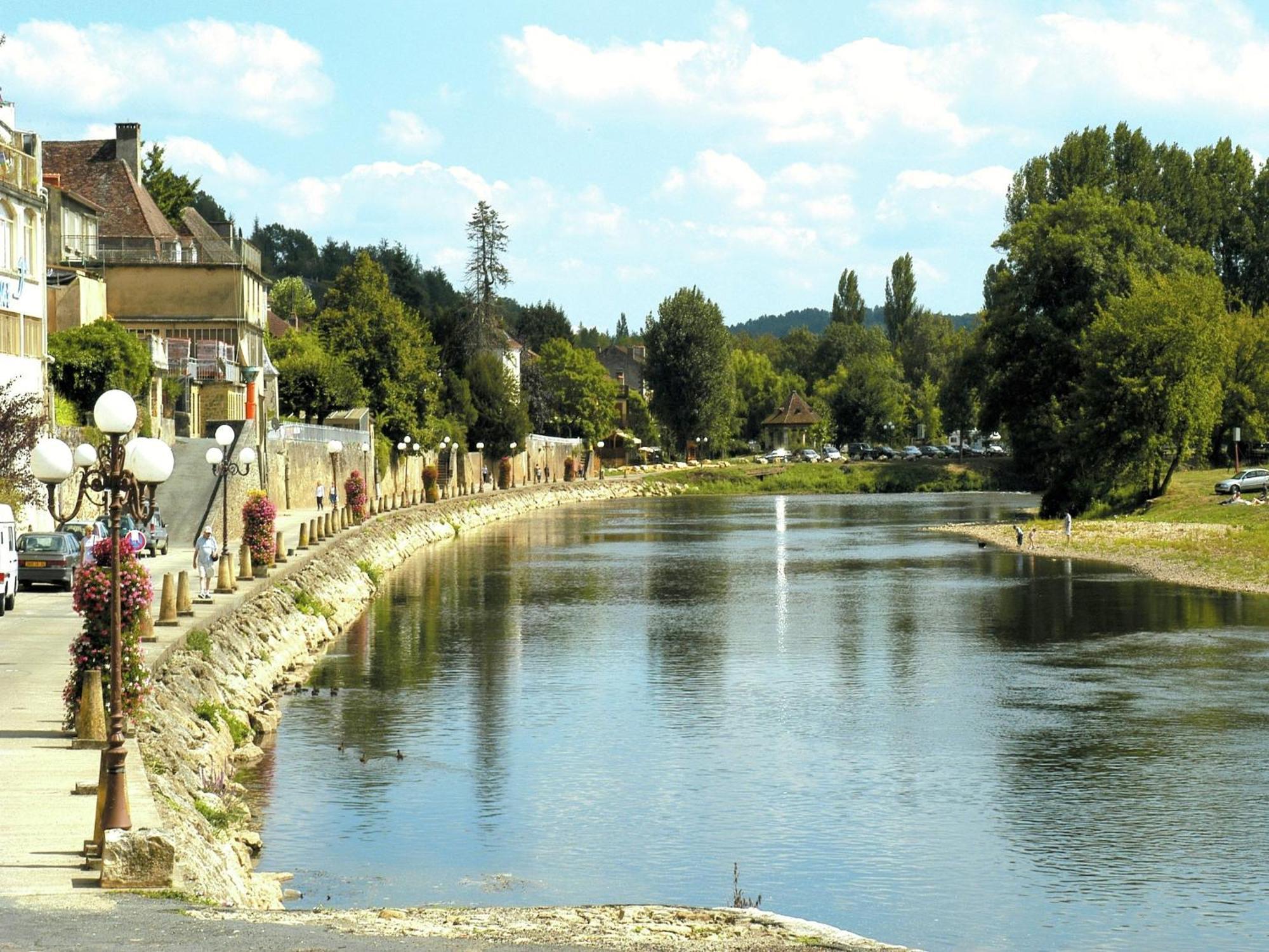 Appealing Apartment In Vezac With Swimming Pool ベナック・エ・カズナック エクステリア 写真