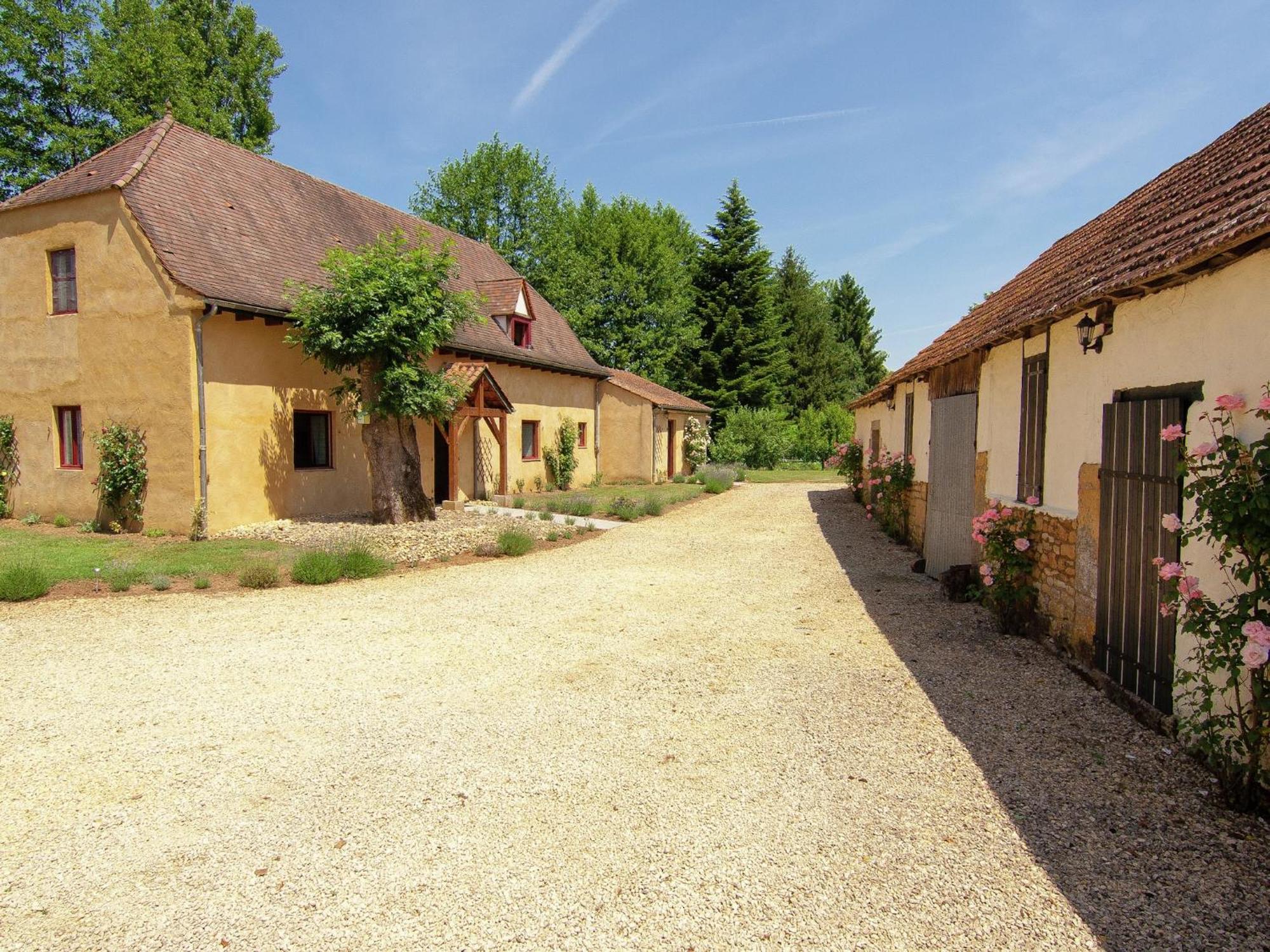 Appealing Apartment In Vezac With Swimming Pool ベナック・エ・カズナック エクステリア 写真